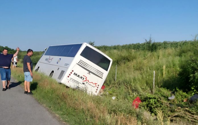 VIDEO. Un autocar cu 28 de persoane s-a răsturnat pe Autostrada Soarelui. Un adult a murit, șapte copii sunt răniți