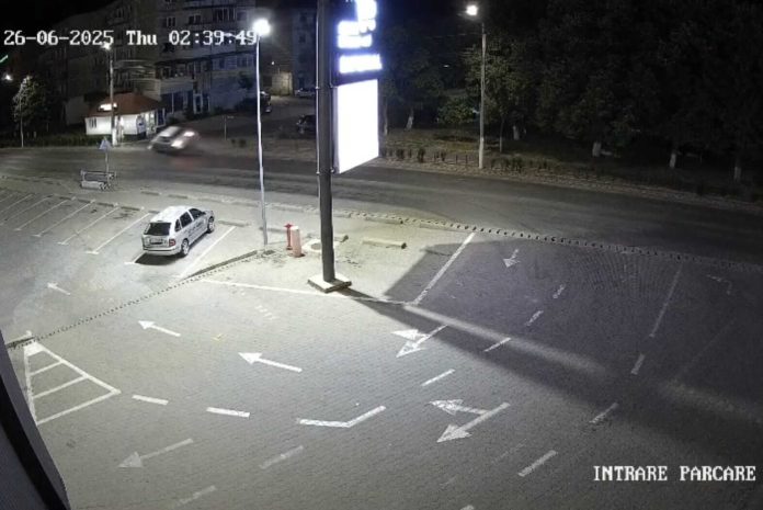VIDEO. Un șofer beat „a zburat” cu mașina într-un stâlp