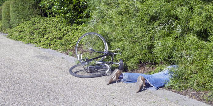 Un tânăr beat a căzut de pe bicicletă, a ajuns la spital și s-a ales cu dosar penal