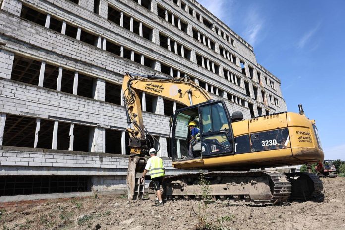 A început demolarea „spitalului-fantomă” de pe Calea Torontalului