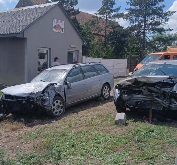 Accident pe un drum național din vest. Mașini distruse, patru persoane la spital