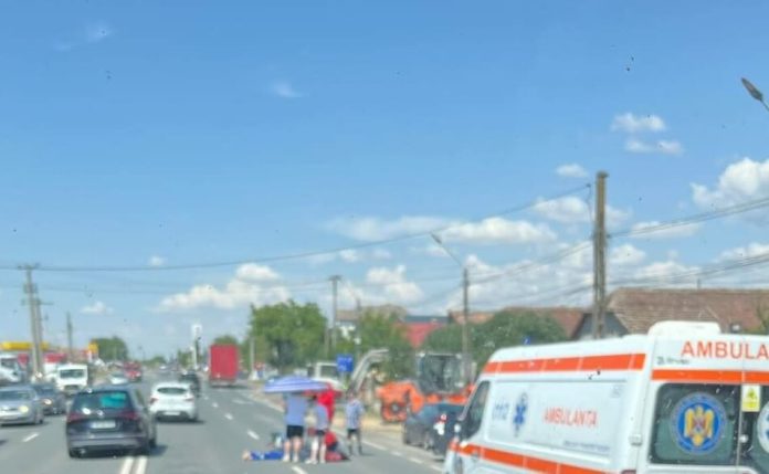 Biciclist căzut pe carosabil pe un drum din Timiș