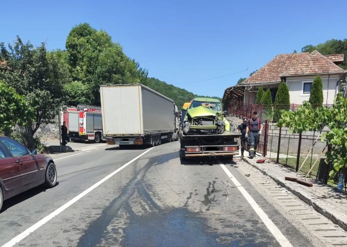 Coliziune între un tir și o mașină. Trei victime, una încarcerată, traficul este blocat
