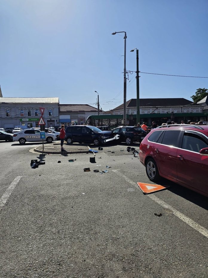 O femeie a făcut circ la locul accidentului pe care l-a provocat. Agent de poliție lovit și scuipat