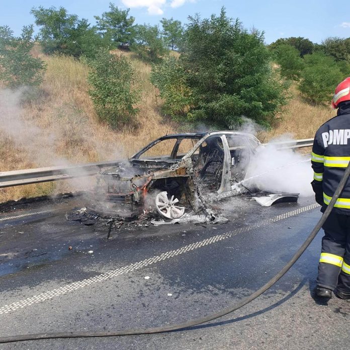 O mașină a ars ca o torță pe autostrada A1