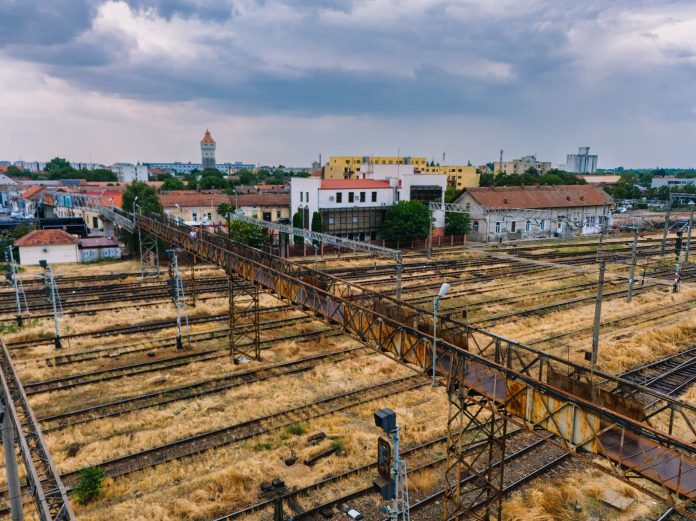 Se demolează pasarela pietonală din zona Blașcovici