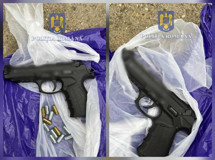 Tânăr din Biled pregătit cu un pistol și cartușe, săltat de polițiști