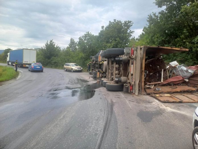 Trafic blocat pe DN6. Un șofer s-a răsturnat cu tirul