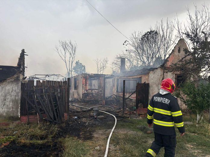 VIDEO. Casă arsă într-un incendiu de vegetație, în Timiș. Intervenție de urgență a pompierilor