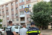 Vârstnic de 77 de ani, bătut de fiul său beat. Agresorul a fost încătușat