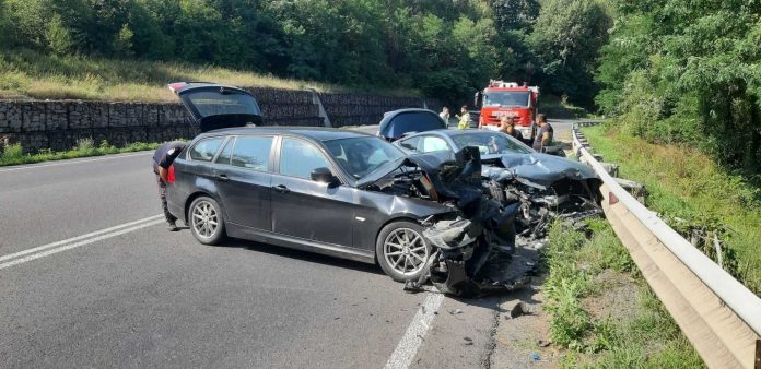 Coliziune frontală pe DN6 între două mașini