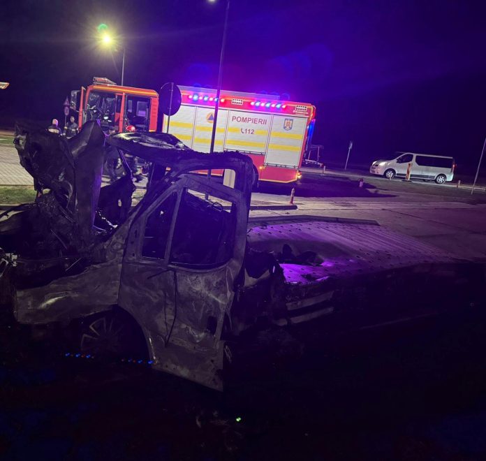 Camionetă care tracta trei mașini, distrusă de flăcări pe autostrada A1