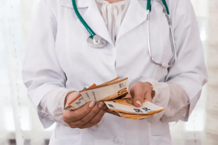 Doctoriță la un spital din Timiș, reținută după ce a luat șpagă de la peste 30 de pacienți