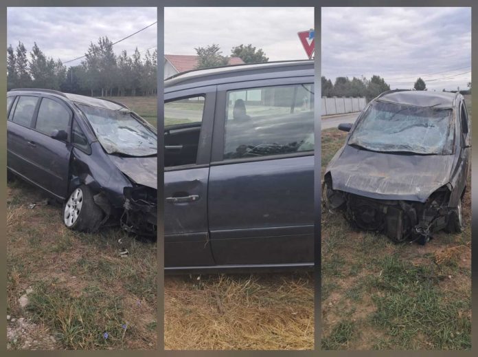 Doi tineri s-au răsturnat cu un Opel Zafira la Sânnicolau Mare