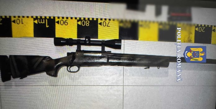 Percheziție într-o localitate din Timiș. Polițiștii au confiscat o armă