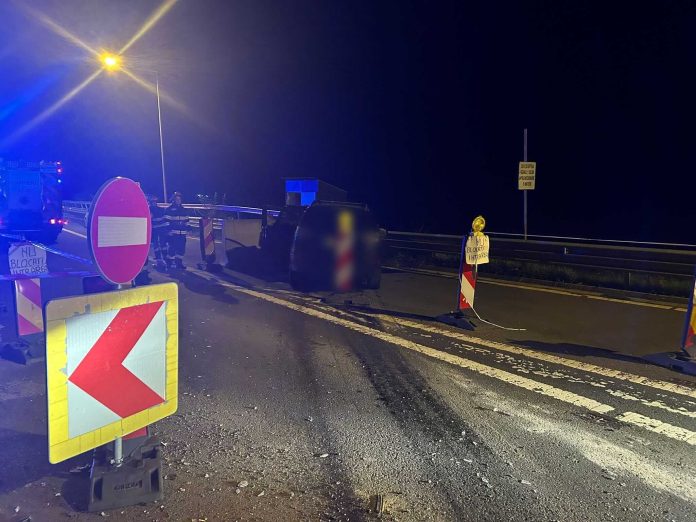 Tată și copil de 4 ani, răniți într-un accident, în Timiș. Bărbatul a intrat cu mașina în parapet