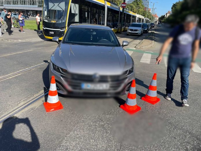 Tramvai și două mașini, avariate într-un accident, la Timișoara. O femeie a fost rănită