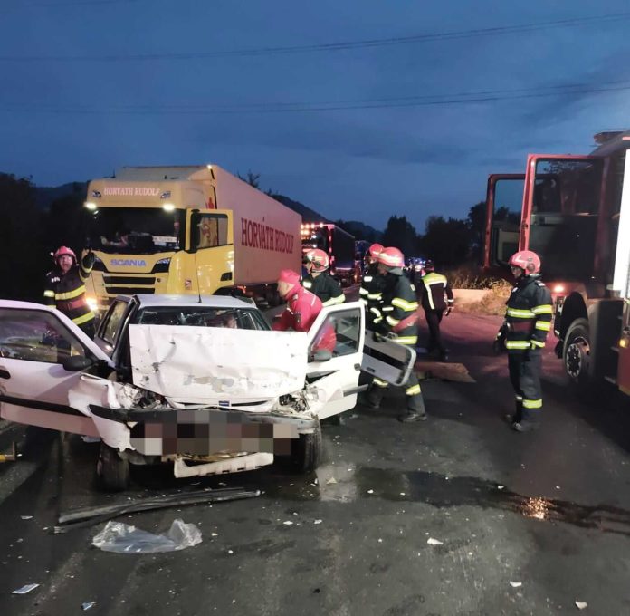 Coliziune între un tir și o mașină pe DN6, în vest. Două persoane au rămas încarcerate