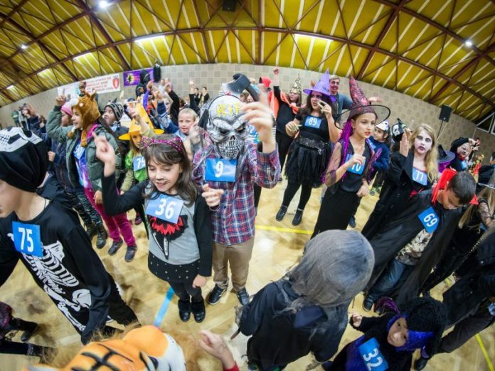 Halloween la Sânnicolau Mare, cu sute de copii, concursuri și surprize