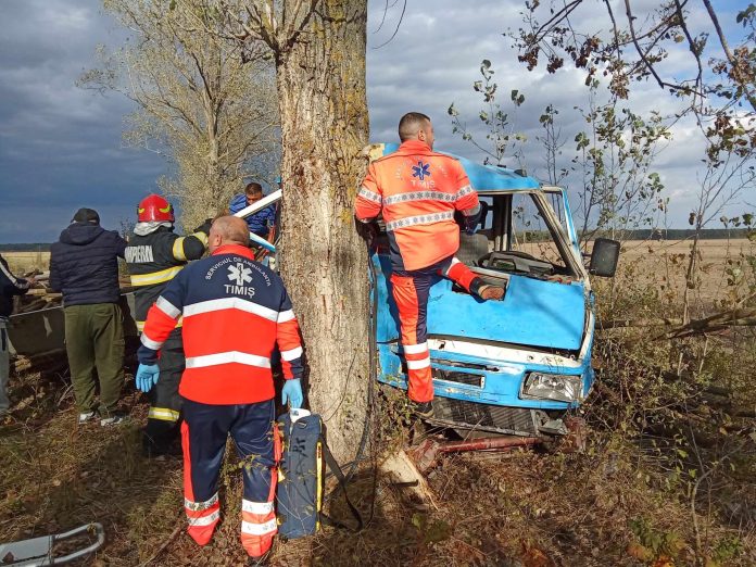 Minor rănit grav în Timiș, după ce un șofer a intrat cu mașina într-un copac. A intervenit elicopterul SMURD