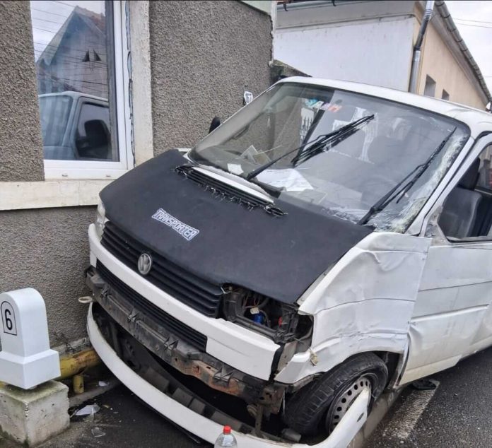 Accident cu doi răniți în vest. Printre victime, un copil de 2 ani
