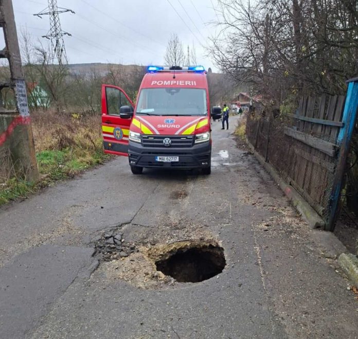 Ca-n România! Doi bărbați au căzut într-o groapă aflată pe mijlocul drumului