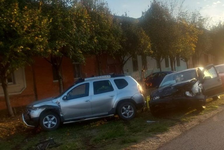 Accident la Sânnicolau Mare. Mașini distruse, un bărbat a ajuns la spital