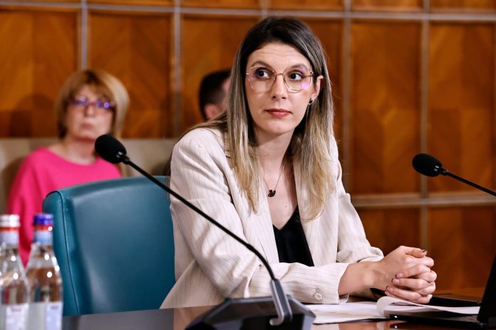 A fost adoptată moțiunea simplă împotriva ministrei Diana Buzoianu. Reacția lui Dominic Fritz.