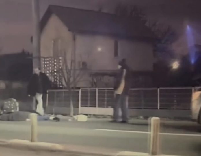 Bărbat inert pe marginea șoselei, într-o localitate din Timiș