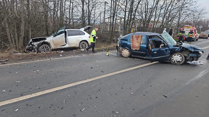 Ciocnire violentă în Timiș. Mașini distruse, trei persoane la spital, inclusiv o fetiță de 10 ani