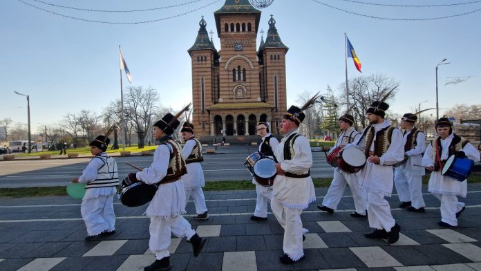 Sărbătoare pe străzile Timișoarei. Alaiul colindătorilor, cu peste 250 de persoane din Timiș