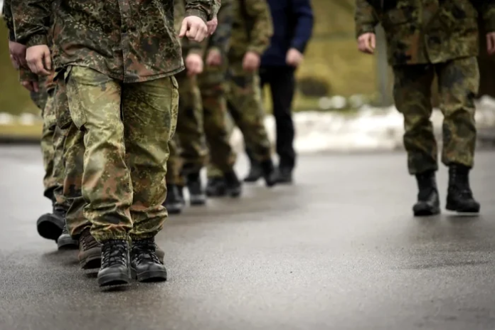 Tânăr militar în vârstă de 23 de ani, găsit mort în baie. S-a împușcat în cap