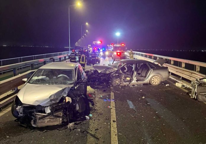 Trei răniți și două mașini distruse în urma unui accident pe un drum din vest