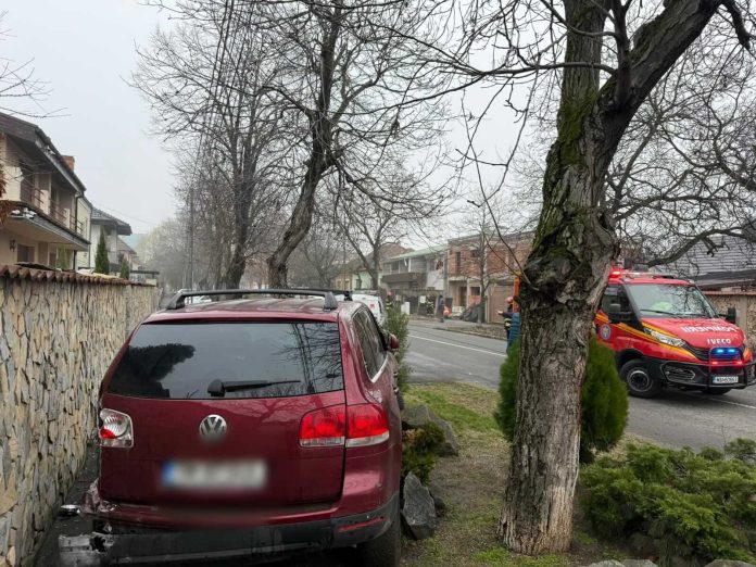 Un bărbat de 70 de ani a ajuns cu mașina pe trotuar. Conducea beat