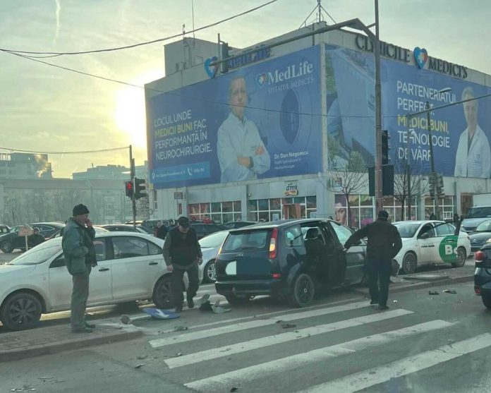Un șofer a intrat cu mașina în stâlp, în mijlocul străzii