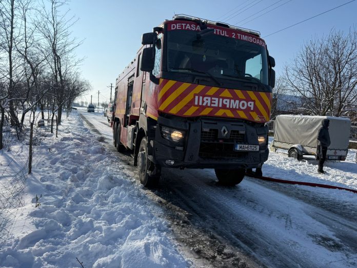 Casă distrusă de flăcări într-o localitate din Timiș