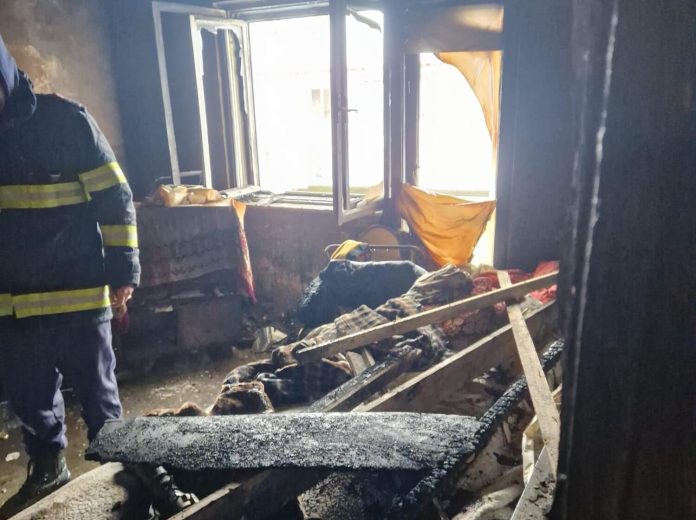 Femeie de 60 de ani, găsită moartă în apartament, intoxicată cu fum, într-un oraș din vest