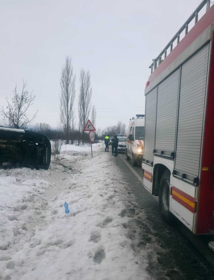 Microbuz cu opt persoane, răsturnat în afara șoselei. Pompierii au intervenit de urgență