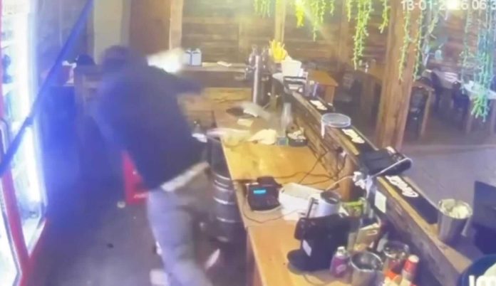 Tânăr de 24 de ani, dus la Psihiatrie după ce a devastat un restaurant din Timiș