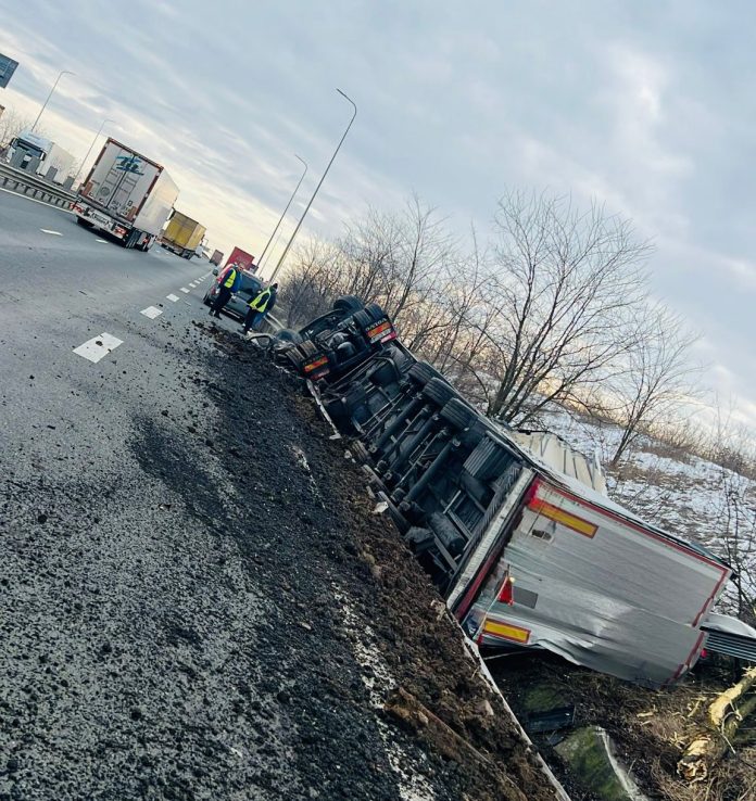Un șofer s-a răsturnat cu tirul pe autostrada A1, în Timiș