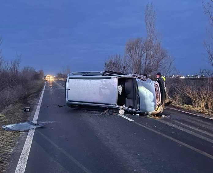 Accident în Timiș trei persoane rănite, autovehicul răsturnat pe șosea