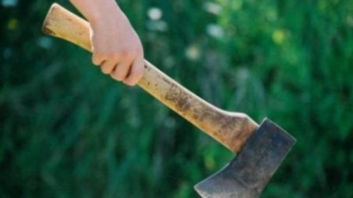 Bătaie cu barda între doi vecini, într-un oraș din vest