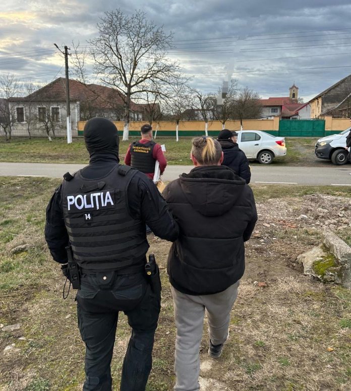 Percheziții în Timiș. Șase bărbați acuzați că au batjocorit fete de 14 ani, încătușați de polițiști