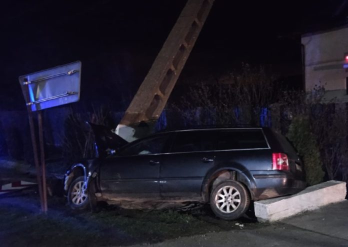 Șofer cu mașina-n stâlp, la Periam. Două persoane au fost rănite