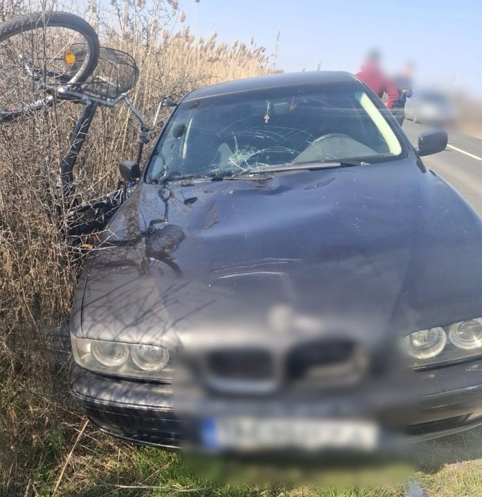 Accident pe drumul Sânnicolau Mare - Lovrin. Femeie pe bicicletă, luată pe sus de o mașină
