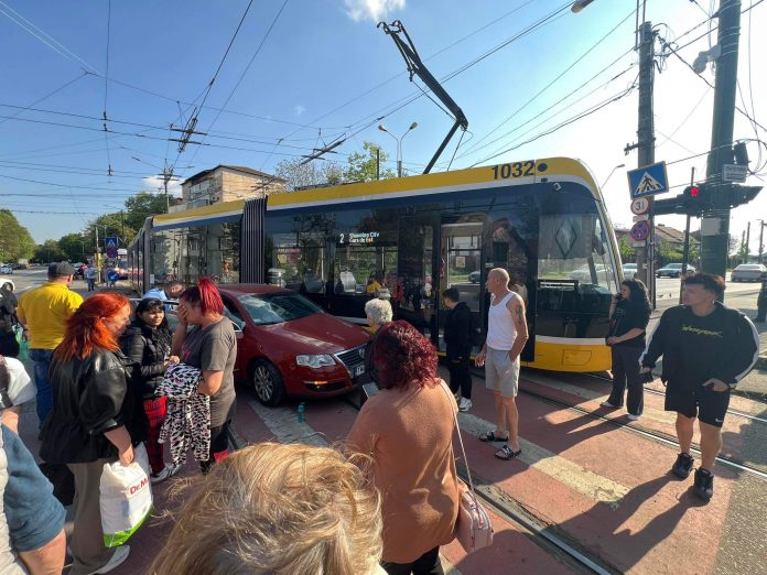 Accident grav în Timișoara: mașină lovită de tramvai. Șoferul a suferit un traumatis cranio-cerebral