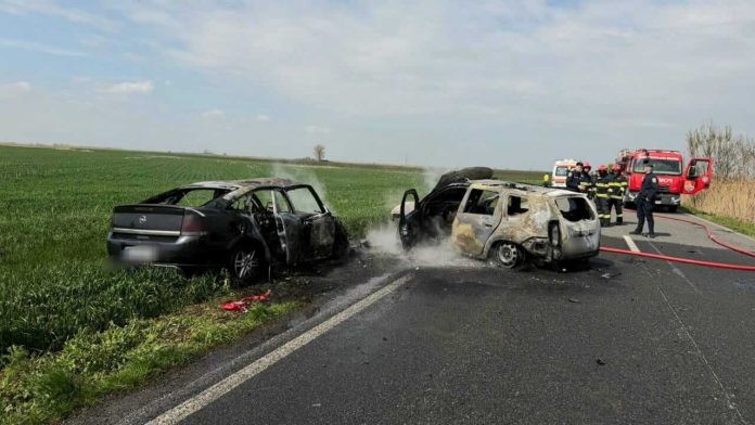 Accident urmat de incendiu pe un drum din Timiș. Două autoturisme s-au aprins în urma unei coliziuni grave între Comloș și Teremia Mare.