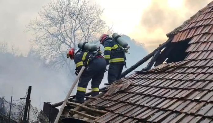 Două case distruse de flăcări în a doua zi de Paște, într-o localitate din vest
