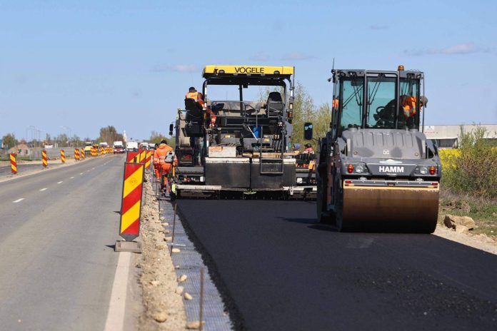 S-a turnat primul strat de asfalt pe drumul de 3 kilometri care leagă Timișoara de Sânandrei