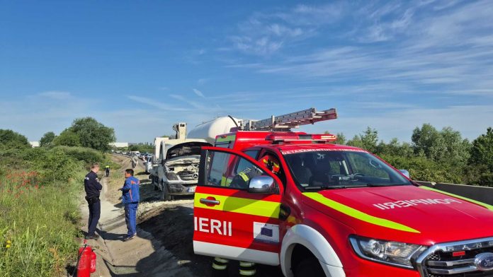 Autoutilitară în flăcări pe centura Timișoarei. Traficul este blocat